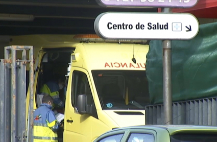 Ambulancia sanitaria en las inmediaciones del centro de salud de San Vicente de Alcántara.