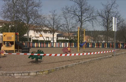 Parque infantil en la ciudad de Cáceres, que según acordará su Ayuntamiento podrá ser reabierto este sábado.