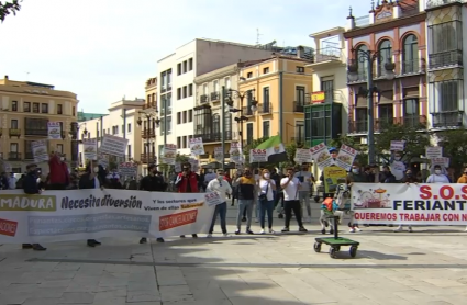 Protesta de los sectores relacionados con las ferias realizada frente al Ayuntamiento de Badajoz