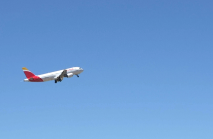 Avión despegando del Aeropuerto de Badajoz.