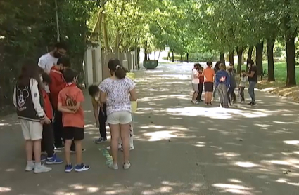 Monitores realizan actividades al aire libre con niños