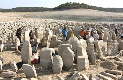 Arqueólogos trabajando en el dolmen de Guadalperal