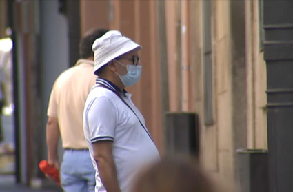 Un ciudadano transita con la mascarilla