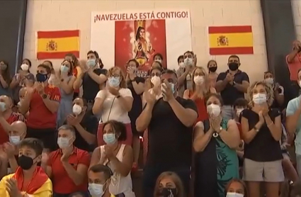 Vecinos de Navezuelas en el polideportivo del pueblo viendo los Juegos Olímpicos