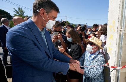 El presidente del Gobierno Pedro Sánchez (i), visita parte de la zona afectada por los incendios en la provincia de Ávila junto a los alcaldes.