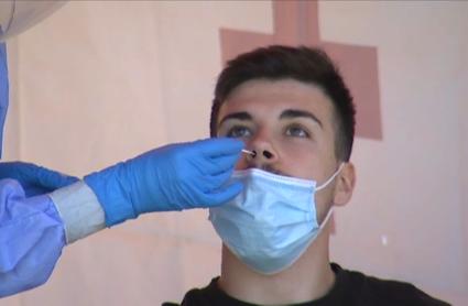 Personal sanitario realiza una prueba de diagnóstico de COVID-19 en Plasencia.