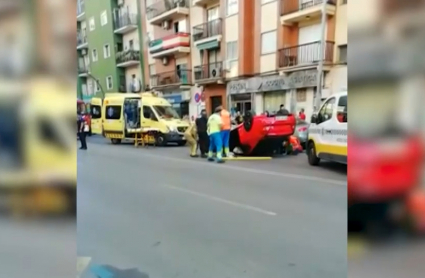 Imagen del coche volcado tras la colisión