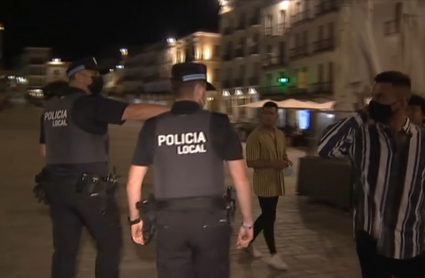 Dos agentes de la Policía Local de Cáceres patrullando la ciudad