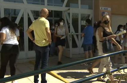 Opositores saliendo del examen en el campus universitario de Cáceres.