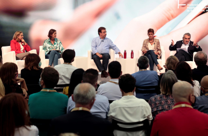 La vicepresidenta del Gobierno, Nadia Calviño (i) ,la ministra Reyes Maroto (2º i) la presidenta de Navarra , María Chivite (2º d) y el presidente de Extrmadura Guillermo Fernández-Vara. durante la mesa redonda “Avanzamos_ en Transformación Digital” que modera Manuel Escudero.(d) en la primera jornada del 40 Congreso Federal del PSOE que se celebra en Valencia