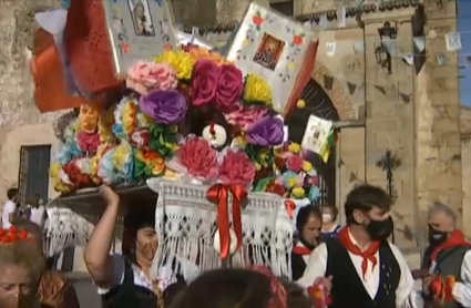 Uno de los tableros repleto de ofrendas para la virgen del Rosario