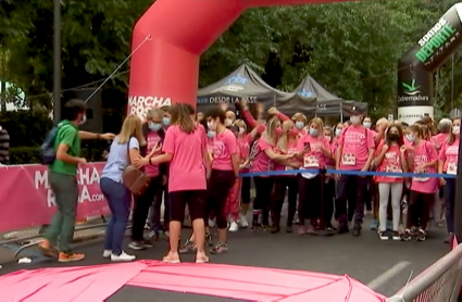 Marcha rosa en Cáceres para recaudar fondos para la investigación del cáncer de mama
