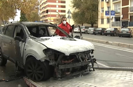 Vehículo incendiado en la Avenida de la Hispanidad