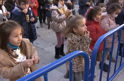 Niños pacenses comiendo las 12 gominolas de la Nochevieja Infantil