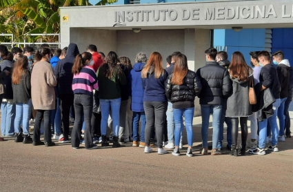 Compañeros de residencia de Pablo Sierra, en el exterior del Instituto de Medicina Legal de Badajoz.