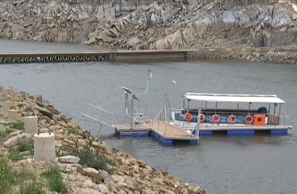 El barco turístico de Serradilla, varado por la situación del embalse