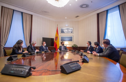 Pablo Casado, junto al presidente del PP extremeño, los alcaldes de Don Benito y Villanueva y los portavoces del PP local de las dos poblaciones