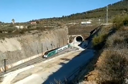 Tren laboratorio de ADIF realizando pruebas en la línea del AVE 