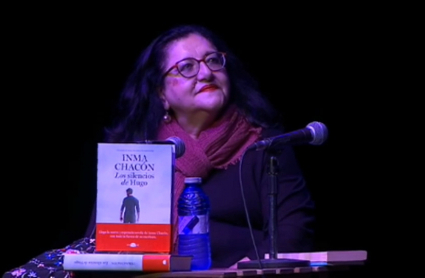 Inma Chacón en un momento de la presentación de su novela, 'Los silencios de Hugo', en la Sala Trajano de Mérida