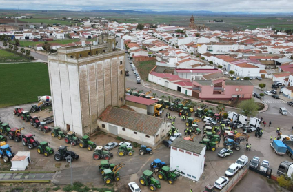 Concentración de camiones y tractores en Bienvenida