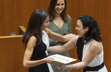 La reina Letizia hace entrega de una mención en la categoría de investigación a Inmaculada Vivas Tesón (d), catedrática de la Universidad de Sevilla que ha coincidido con el mismo modelo de vestido que la reina, diseño de una conocida firma española, durante la XXX reunión del Consejo del Real Patronato sobre Discapacidad y la entrega de los Premios Reina Letizia 2021 este miércoles en Mérida.