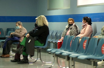 Mujeres en sala de espera del médico