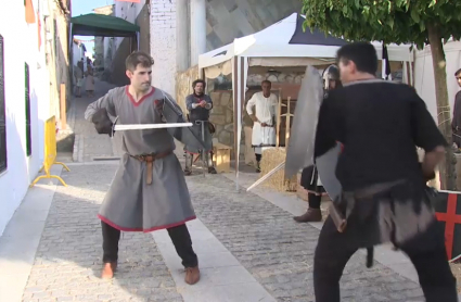 Exhibición de combate medieval en la Plaza de la Constitución de Magacela