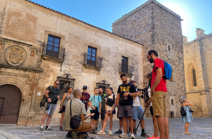 Grupo de turistas ornitológicos disfrutando del avistamiento de aves en Cáceres