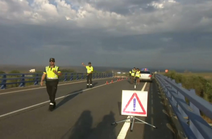 Control de tráfico de la Guardia Civil en un puente