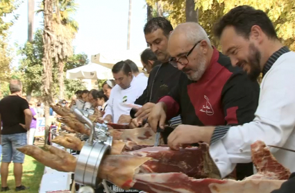 Encuentro solidario de cortadores de jamón en Puebla de la Calzada