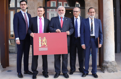 Miembros de la Comisión de la Bandera con la propuesta inicial.