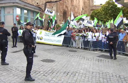 Protesta contra el macrovertedero en la Asamblea