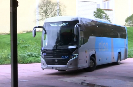 Un bus saliendo de una dársena de la estación de Mérida