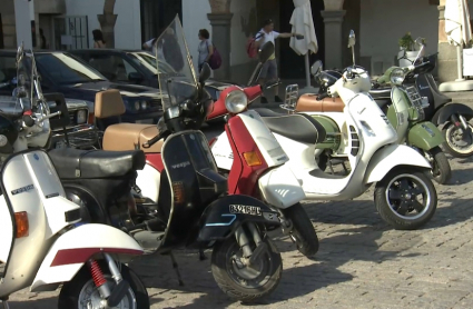 Vespas en la Plaza Grande de Zafra