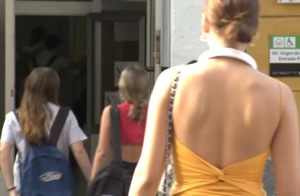 Alumnas entrando a un centro educativo en Cáceres