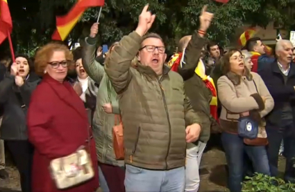 Protesta frente a la sede del PSOE en Cáceres