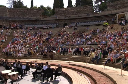 Unas dos mil personas participan en el Teatro Romano en la celebración del 25 Aniversario de la Universidad de Mayores