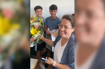 Los alumnos fingieron una pelea para que la profesora acudiera a la clase de este centro para poder así sorprenderle