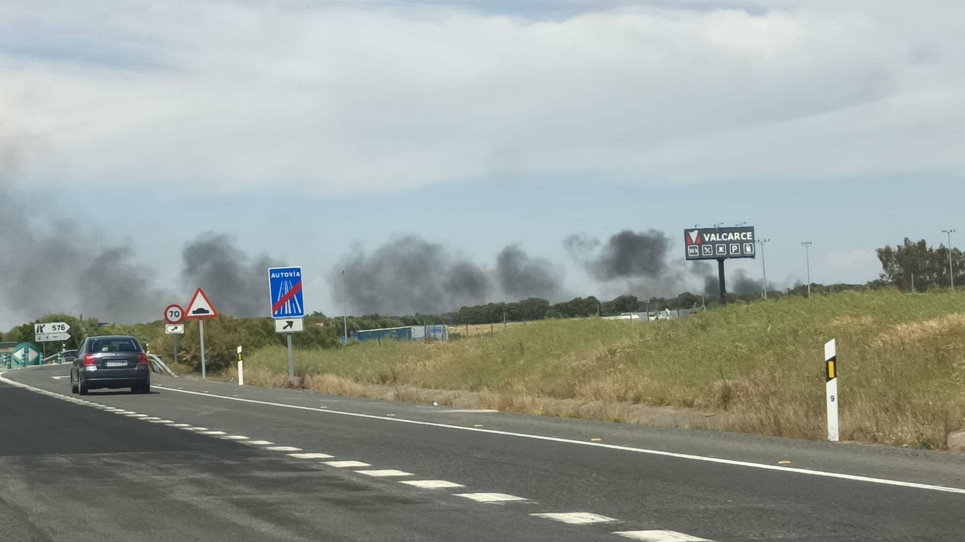 Carretera cortada tras el incendio de un camión