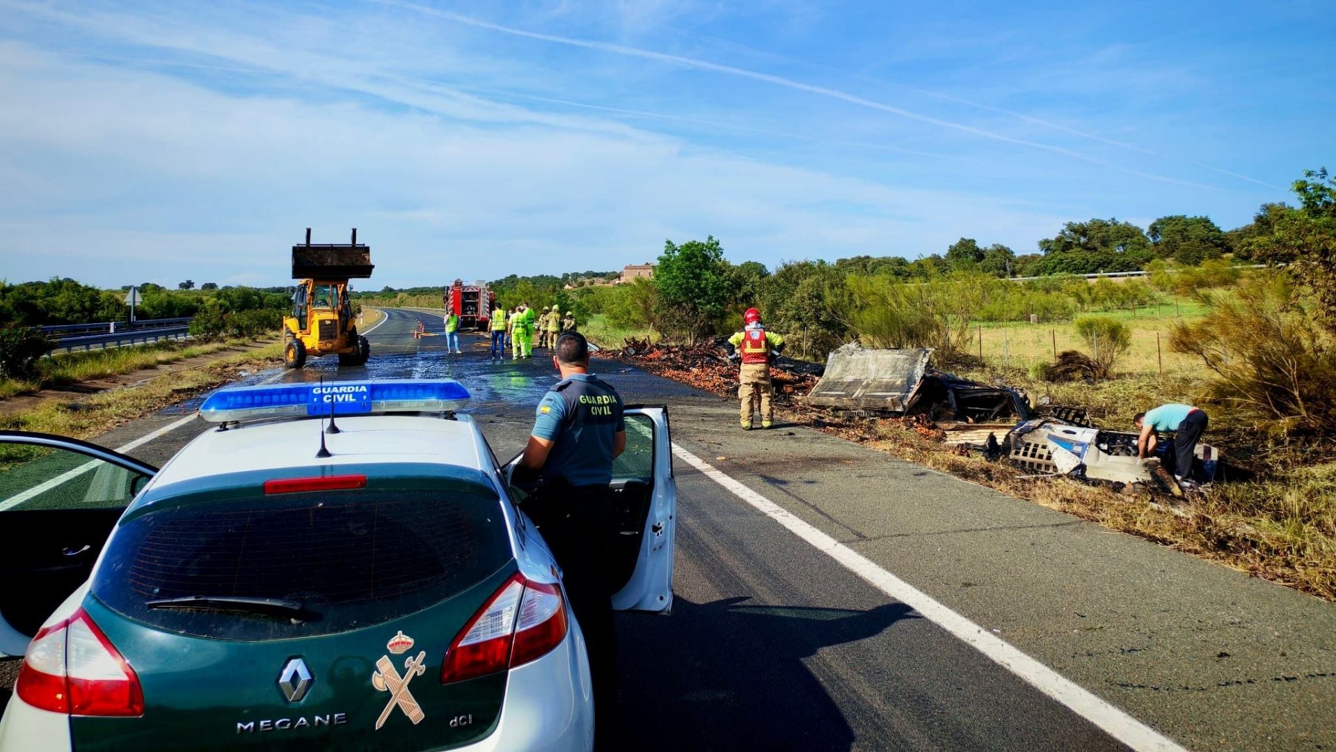 Estado de la carretera tras el incendio de un camión