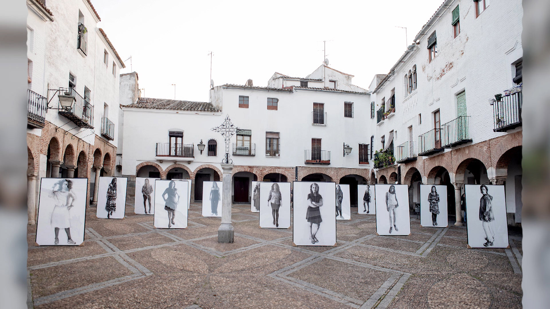 El Artista Segedano Joaquín Montero Dibuja A Las Mujeres Que Habitan En 