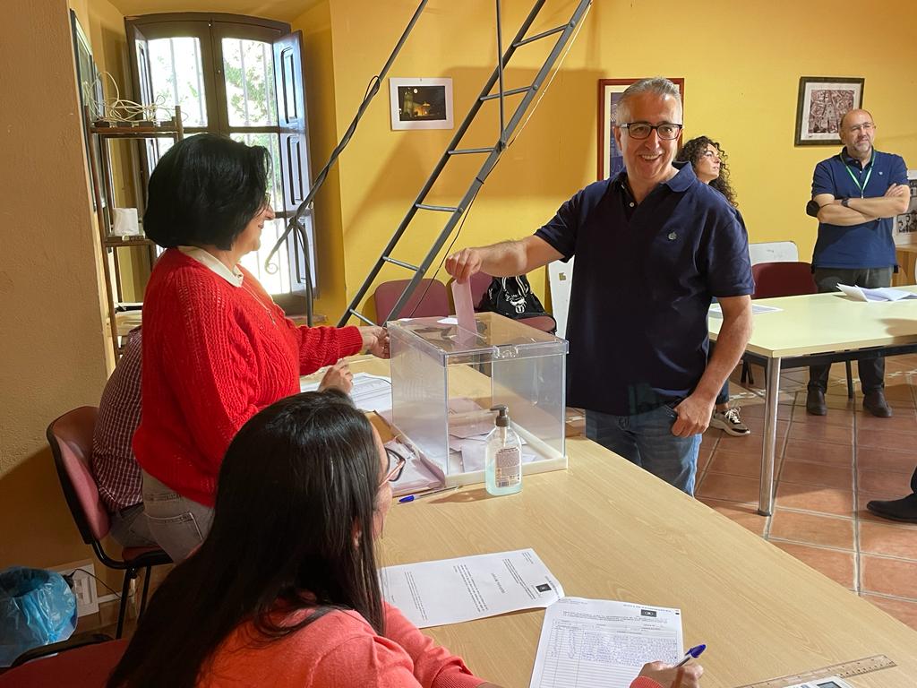 Ignacio Huertas, secretario general de UPA-UCE Extremadura, votando en su colegio electoral