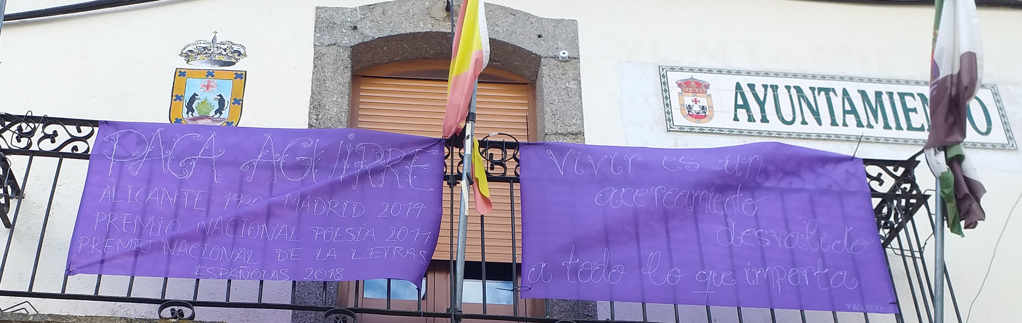 'Sábana literaria' desplegada en el Ayuntamiento de Piornal