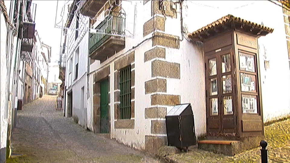 Cabina telefónica de madera en Hervás | Canal Extremadura