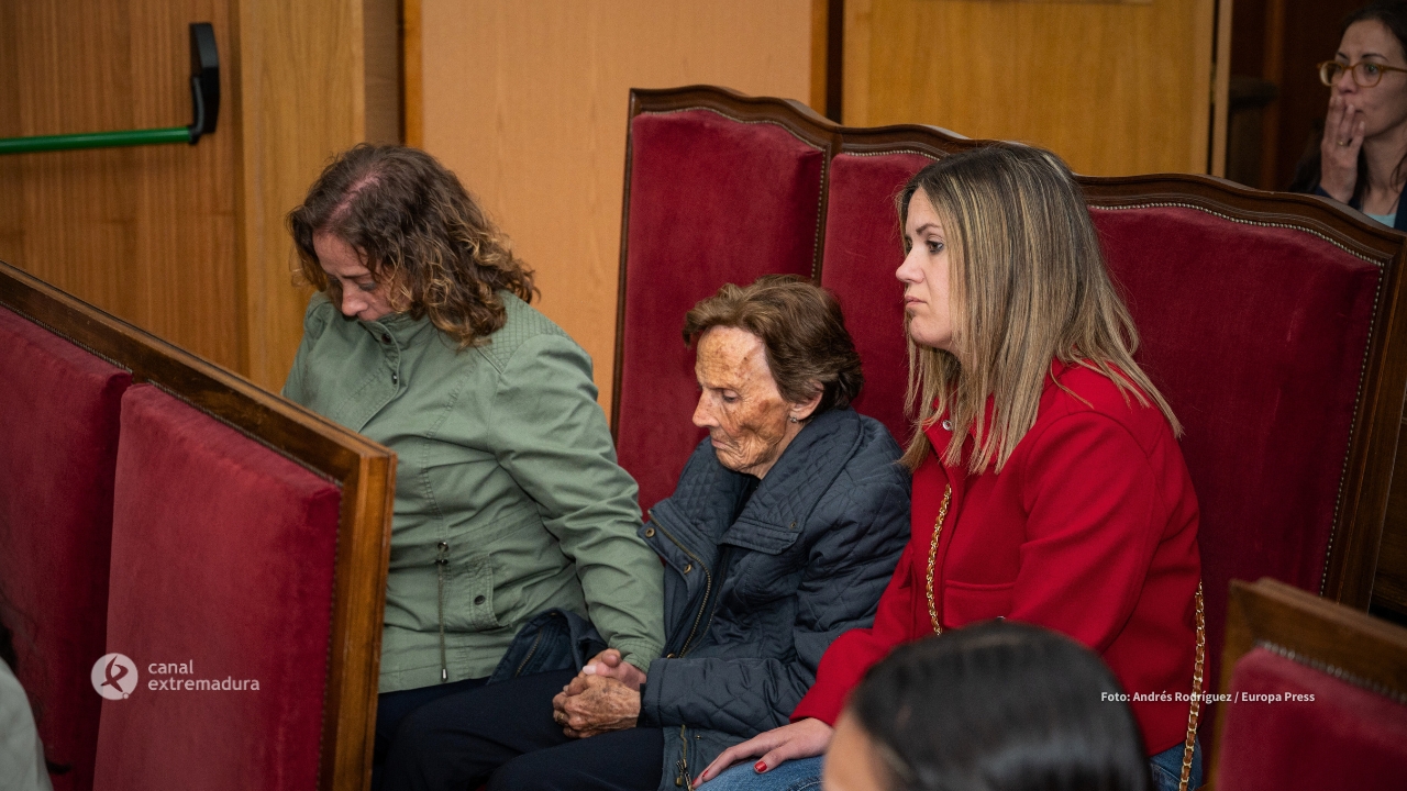 La familia de Manuela Chavero durante el juicio por su muerte