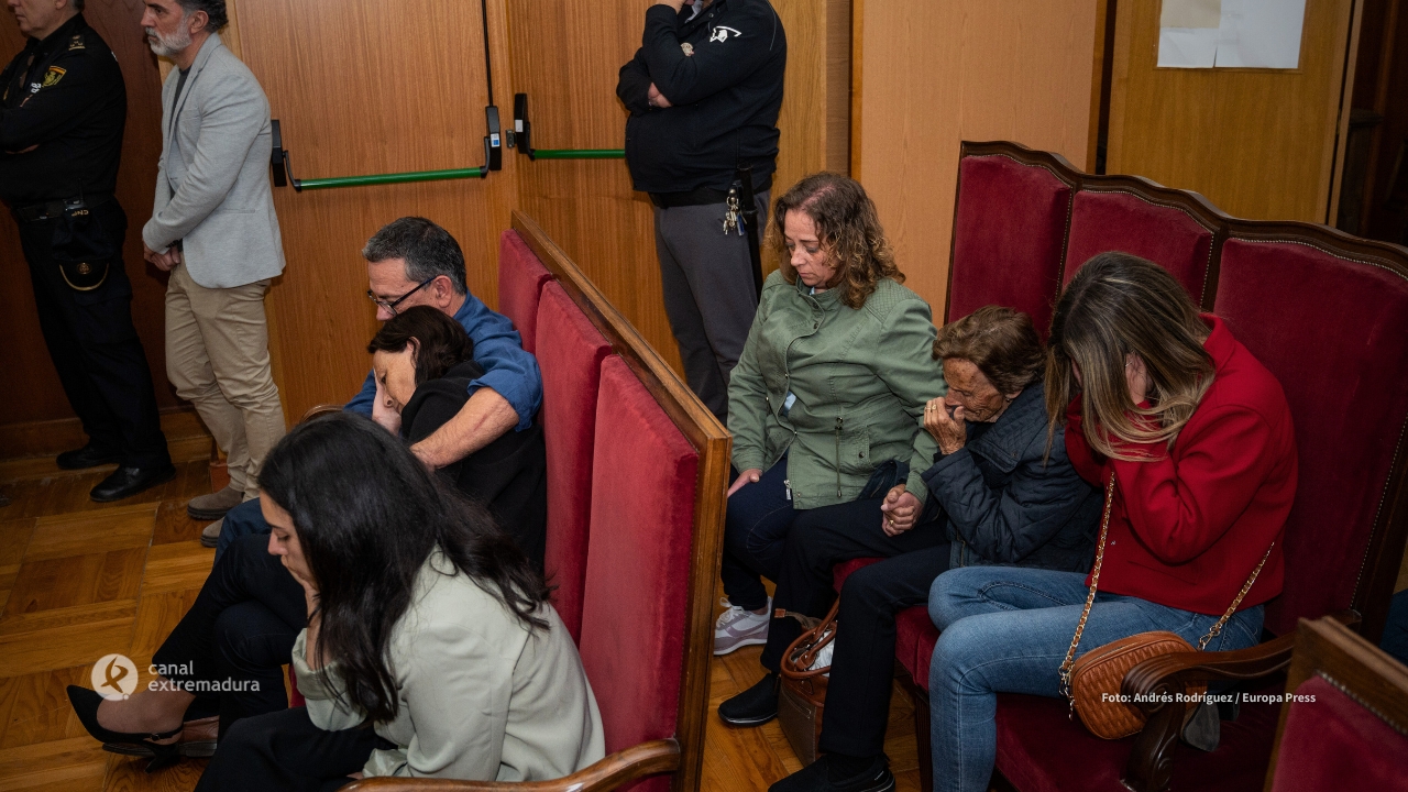 La familia de Manuela Chavero durante el juicio por su muerte