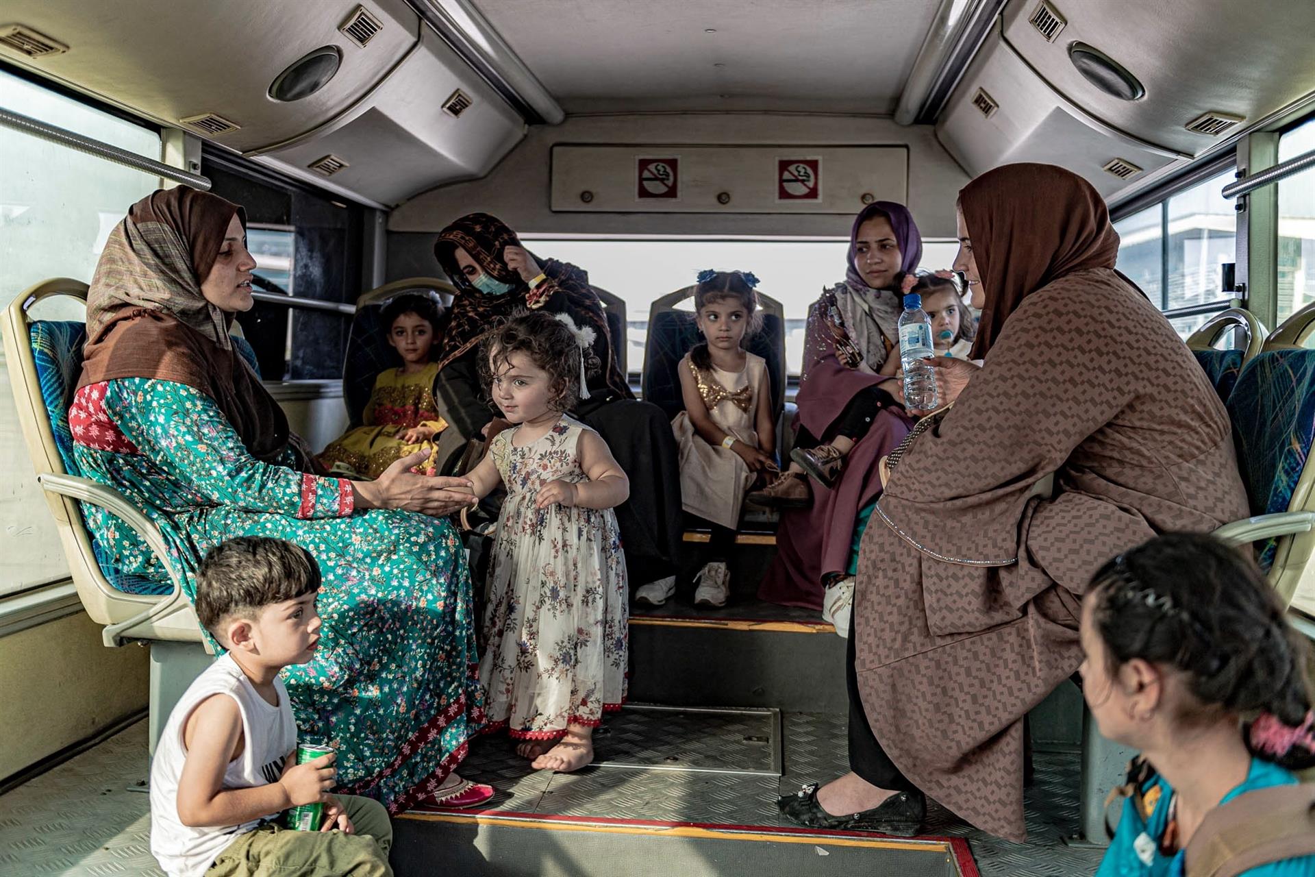 Foto de un folleto facilitado por el Ministerio de Defensa belga que muestra a una familia afgana que llega al aeropuerto de Islamabad después de su evacuación de Kabul por las fuerzas belgas