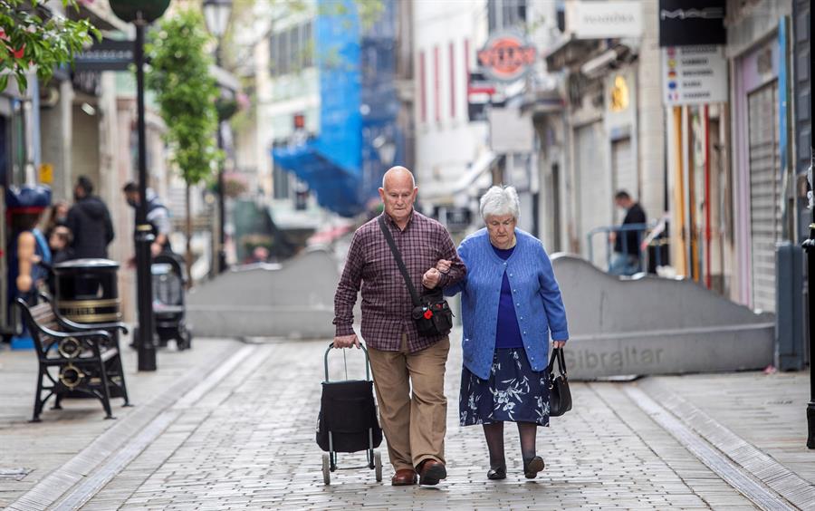 Una pareja camina sin mascarilla por las calles de Gibraltar a finales de marzo | EFE