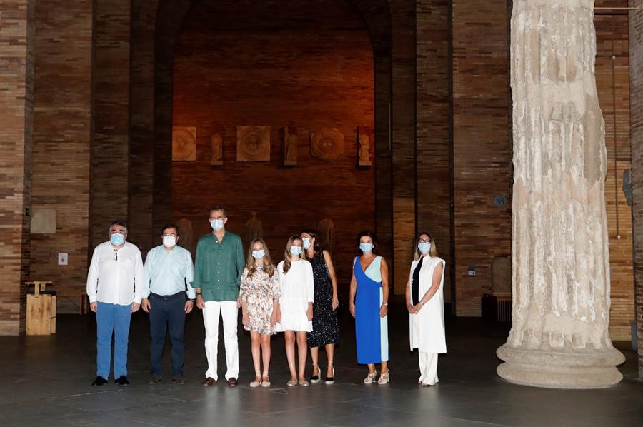 La familia real, junto al presidente de la Junta de Extremadura y el ministro de Cultura en el Museo Nacional de Arte Romano