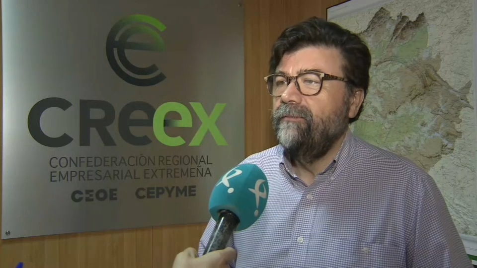 La Confederación Regional Empresarial Extremeña (Creex) ha trasladado a las empresas y autónomos extremeños la petición de que este viernes a las 12,00 horas se guarde un minuto de silencio como muestra de solidaridad con los afectados por la DANA que asoló la semana pasada Castilla-La Mancha y especialmente Valencia.  La Creex coincide en este gesto con la convocatoria realizada a nivel regional por los sindicatos UGT y CCOO y la que desde el ámbito nacional han hecho CEOE, CEPYME y ATA.  Así, además de como muestra de solidaridad y apoyo, esta convocatoria quiere expresar el respaldo de la confederación extremeña a los empresarios y trabajadores que han visto destruido su medio de vida.  Por ello, ha reclamado que la administración actúe "con premura" para recuperar las infraestructuras, activar de nuevo la economía y proteger a empresas, autónomos y trabajadores, así como garantizar la atención a quienes han perdido hogares y enseres.  De igual modo, y como tercera demanda de este acto simbólico, está la de que las empresas extremeñas, en la medida de sus posibilidades, acudan como siempre lo han hecho a prestar su ayuda a los miles de afectados por la tragedia, ha indicado la Creex en nota de prensa.